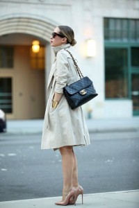 mulher usando casaco trench coach e scarpin bege de salto alto